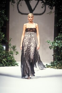 483177315_Valentino1994HauteCouture100.thumb.jpg.eaee3a46b205096f26276284671077ee.jpg