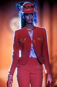 493034158_GianniVersace1992HauteCouture2.thumb.jpg.29099b2b9135d365df4f23fbaccf0f76.jpg