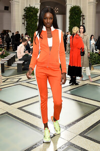 49496546_LeomieAndersonToryBurchNYFWSS20BackstageQA4GQ0mJvgzx.thumb.jpg.5da4c1d4545ae3a740d86726e9e52b07.jpg