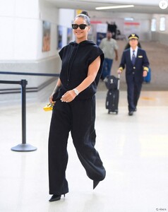 5030207-rihanna-a-l-aeroport-de-new-york-le-8-se-950x0-2.jpg