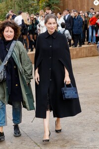 5063534-laetitia-casta-assiste-au-defile-de-mode-950x0-2.thumb.jpg.53664a7b9d16c6fbf5aa0b1d09625470.jpg