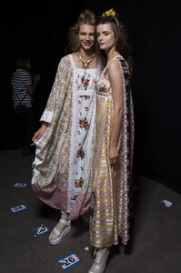 534006142_AnnaSuiSpring2020BackstageitGoP-My-kVx(1).thumb.jpg.42294a00bb85155a38b510a94ee699e6.jpg