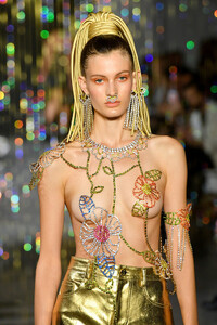 535329656_AreaRunwaySeptember2019NewYorkFashionFTUNdijGQTAx.thumb.jpg.ca32f21216281293fa76361b73b2f978.jpg