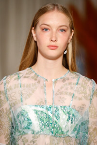536869986_StaudRunwaySeptember2019NewYorkFashionoBAM5ep5Fu-x.thumb.jpg.a28f4f689c27d78e6e5fa7b9c28b4029.jpg