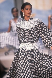 542716307_Valentino1990HauteCouture128.thumb.jpg.2d5347f187b1c1aa756a2c180463cdfc.jpg