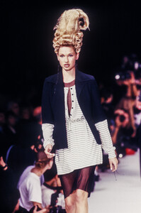 561287657_KarlLagerfeld1994WomenRTW129.thumb.jpg.5e8e6ad92b36ca399cfe82fcc9678be8.jpg