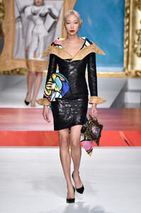Soo+Joo+Park+Moschino+Runway+Milan+Fashion+qU6EVVgoMw2x.jpg