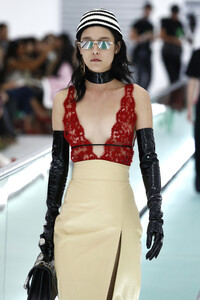 58856588_GucciRunwayMilanFashionWeekSpringSummerYZAsUVthfmcx.thumb.jpg.8a389d074a7359325bd237ed40a0f309.jpg