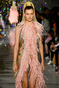 589019878_AreaRunwaySeptember2019NewYorkFashionqHgtwmwMzw0x.thumb.jpg.5904acaa0579599d32bf57bf0bec5da9.jpg
