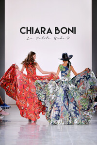 Anna+Cleveland+Chiara+Boni+Runway+September+pPDiX5UbCanx.jpg