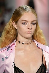 59093838_LovePrettyRunwaySeptember2019NewYork3Q0gYksT0MVx.thumb.jpg.5045d5d1396f0594a98b6670aa08190c.jpg