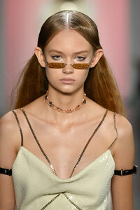 591112632_LovePrettyRunwaySeptember2019NewYorkrtbVi2Hizlex.thumb.jpg.373a41d3bc44dee90f7805ebd97bbc33.jpg