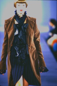 593351773_anna-sui-fw-1993(6).thumb.jpg.340f67d9bdb35e8a9d6346cd7bda11dc.jpg