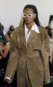 595781456_ACNESTUDIOSRunwayParisFashionWeekHauteYXivdsZD29bx.thumb.jpg.5ad33935fe95d10a6eaea08ea060be93.jpg
