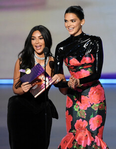 Kendall+Jenner+71st+Emmy+Awards+Show+_RvW0ww5YaHx.jpg