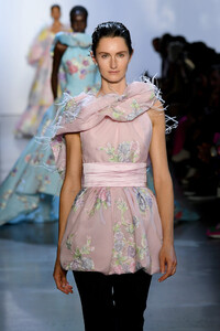 601822898_PrabalGurungRunwaySeptember2019NewYorkVn8OaIt4B9Ex.thumb.jpg.9223fb4124d12626ab1bf650333c85e3.jpg