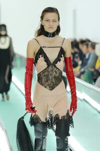 604821179_GucciRunwayMilanFashionWeekSpringSummerrkG4ZubjXlgx.thumb.jpg.cd9e5d2b134892315de54cf01d46fa2f.jpg