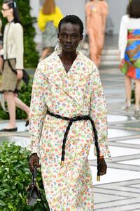 6048754_ToryBurchNYFWSS20Runwaynw_zpxinZZfx.thumb.jpg.ae0e6f7a5c7fc0f59cbf0c00112d44e8.jpg