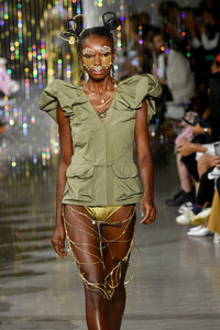 610696658_AreaRunwaySeptember2019NewYorkFashionet043WNjX6Vx.thumb.jpg.8071673d3b05dd355e83ce1b70bda786.jpg