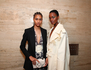 618153622_TRESemmexOscardelaRentaNYFW1mP8-Cn4VzTx.thumb.jpg.36d0d01bca2109327425654bea6a7bcd.jpg