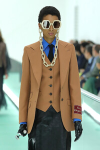 619325222_GucciRunwayMilanFashionWeekSpringSummerYqGBiTxYz0vx.thumb.jpg.7a1a027e2ba9fd8554a1137e57053ac1.jpg