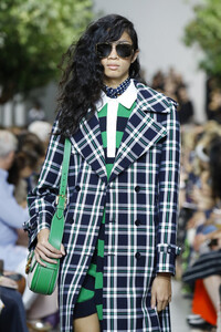622281632_MichaelKorsCollectionSpring2020RunwaympOFubJlSqhx.thumb.jpg.191455a88bec260a8eca57bee0674a2e.jpg