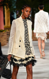 623473914_OscardelaRentaRunwaySeptember2019NewHzY_dHksQ1gx.thumb.jpg.bd72c940ab4c5a834838ea6641ad0b1f.jpg