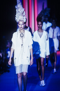 630181465_KarlLagerfeld1994WomenRTW99.thumb.jpg.7611175f69e626e7e7b8691c3c9aa88c.jpg