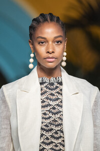 634410095_OscardelaRentaSpring2020DetailsGgFgFZ2rp-px.thumb.jpg.7156d04109956b16819cd1295e78988d.jpg