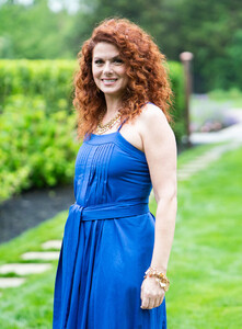 Debra+Messing+Hamptons+Magazine+Hosts+Debra+eVVKrK_V3D5x.jpg