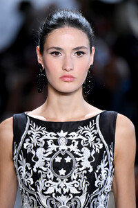 644939550_DennisBassoRunwaySeptember2019NewYork69mGxpA_88Xx.thumb.jpg.a9577b446ce1b3a53342792f54ad2f45.jpg