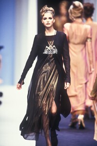 653775539_KarlLagerfeld1992WomenRTW92.thumb.jpg.bd2e8643f1e163153118e11f54763de7.jpg