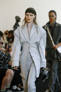 655395476_ACNESTUDIOSRunwayParisFashionWeekHauteTq9Ov343b59x.thumb.jpg.068aaf0a727932507b060d06d1d12f23.jpg