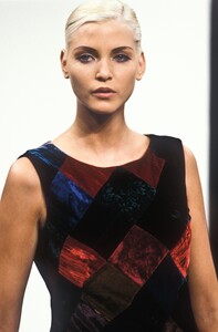 660603668_DolceGabbana1994WomenRTW56.thumb.jpg.58836eab3af020664d80dabb9d08e584.jpg