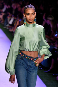 661955400_BrandonMaxwellRunwaySeptember2019Newzk4l8qY1HOJx.thumb.jpg.5c051900ae791e9151546b2aeff52e17.jpg