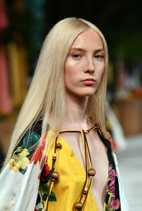 663741815_OscardelaRentaRunwaySeptember2019NewVSH02wxBu_wx.thumb.jpg.68230b6f148f32dbfee8bd2b1752c829.jpg