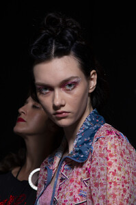 666067931_AnnaSuiSpring2020BackstageDtyOE6dnWUVx.thumb.jpg.7e50486e49b54219c5668a44e3432b3f.jpg
