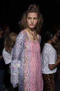 66839474_AnnaSuiSpring2020BackstageK16ReiitiS_x.thumb.jpg.04949e22e41dcd0bfb335db6e8be2969.jpg