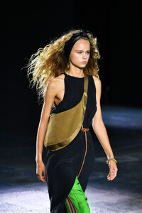 677400004_RagBoneRunwaySeptember2019NewYorkFashionQrwJLZxG9LKx.thumb.jpg.0ba0d63045000b83f5399adb88b5fb07.jpg