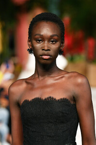 686197268_OscardelaRentaRunwaySeptember2019NewWJ2eBd3j4Pix.thumb.jpg.59cab17558535e1b75e4fa1381c0c479.jpg