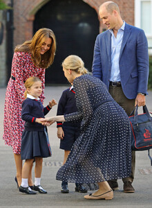 Kate+Middleton+Princess+Charlotte+First+Day+A2_dWVmCAqdx.jpg