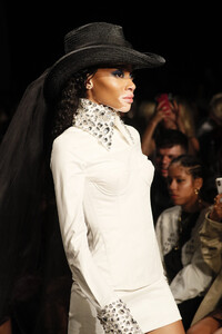 Winnie+Harlow+Laquan+Smith+Front+Row+September+N0vfjYmxWLfx.jpg