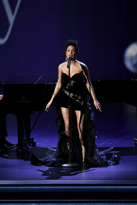 Halsey+71st+Emmy+Awards+Show+0W0GJFVzufQx.jpg