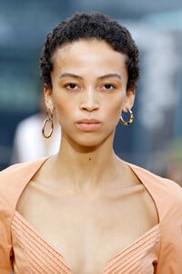 712310460_JonathanSimkhaiRunwaySeptember2019NewHXTr18tkyqLx.thumb.jpg.b6ad8bd589c054d0f149b50f488aab90.jpg