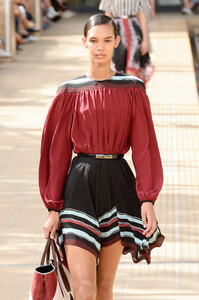 714966187_LongchampRunwaySeptember2019NewYorkFashionE36uVVg3F3Gx.thumb.jpg.ba1e5c63014a81c8ae726f42dbf40029.jpg