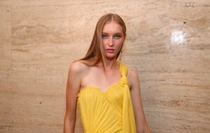 71602025_TRESemmexOscardelaRentaNYFWLCxRUFY-3zyx.thumb.jpg.5c4c54abdb5c8b54005e870446f44e78.jpg