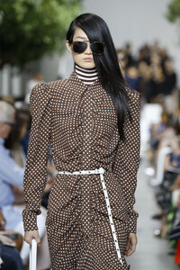 717701499_MichaelKorsCollectionSpring2020Runway-3ch5z1hoqFx.thumb.jpg.9a219ca63f59bcb43a04eebc56218c56.jpg
