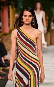 719829815_OscardelaRentaRunwaySeptember2019NewOAGyo0qEfLZx.thumb.jpg.b5b8a79b7b8b69b935a29b3946527576.jpg