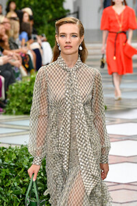 726917216_ToryBurchNYFWSS20RunwayRQgaANBWdDjx.thumb.jpg.074427c424fa197d165dae53af956f58.jpg