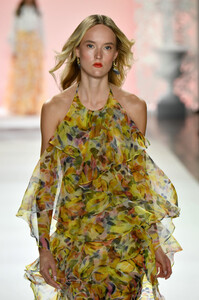731150759_BadgleyMischkaRunwaySeptember2019New1FEgsKL81Wyx.thumb.jpg.6c737f1748bacdf61f48cd6e3691d23d.jpg